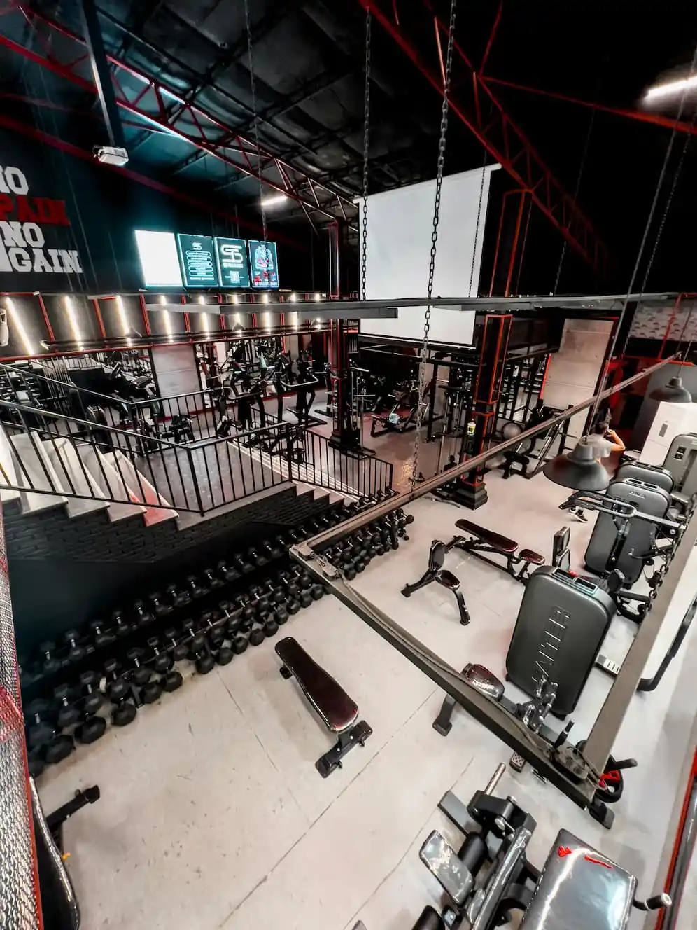 A gym with lots of machines